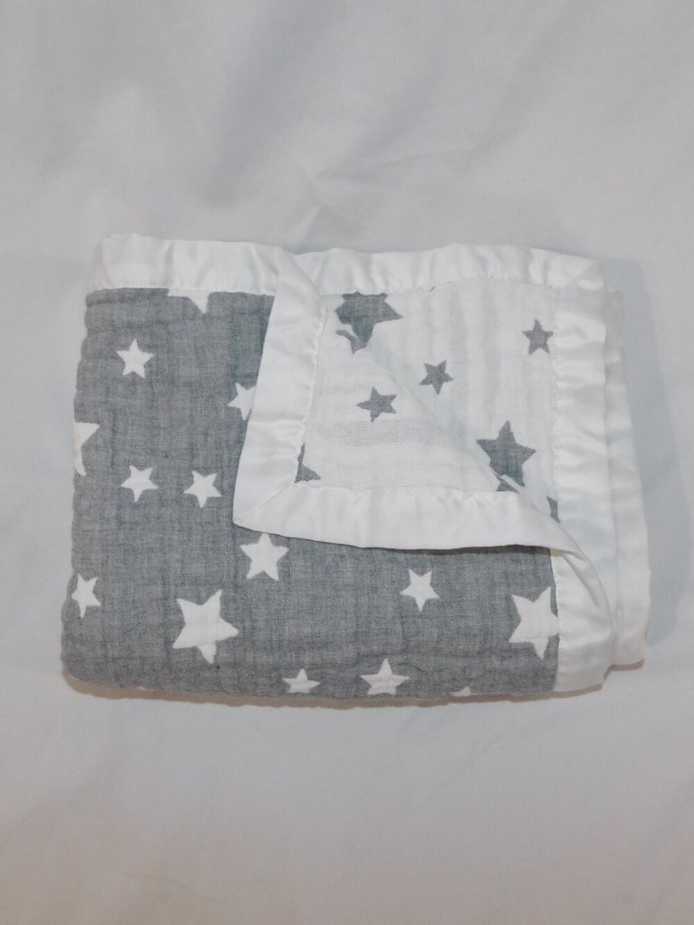 Living Textiles Gray White Star Muslin Jacquard Baby Blanket Satin Trim 29" x 37